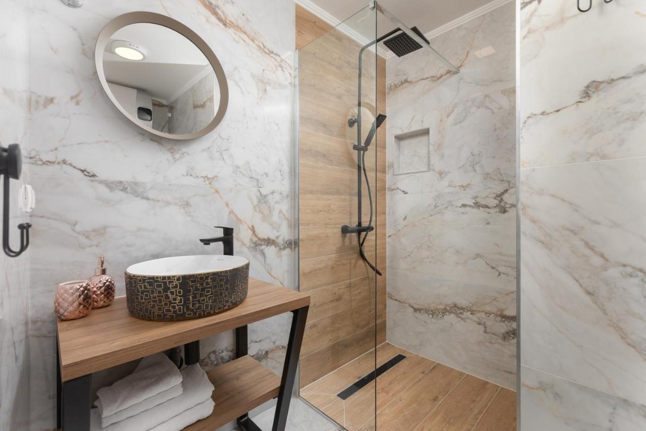 Apartments Left & Right With Jacuzzi, 4 Stars Makarska Exterior foto